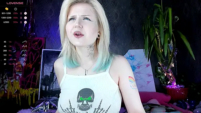 Snapshot of little_grinch666 chatting on January 13, 2025, 5:33 pm little grinch666 online show from January 13, 2025, 5:33 pm