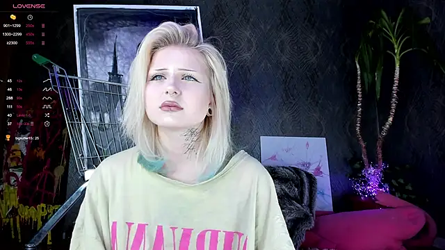 Snapshot of little_grinch666 chatting on January 22, 2025, 8:59 pm little grinch666 online show from January 22, 2025, 8:59 pm