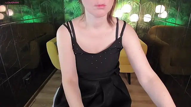 Snapshot of ZoeEast chatting on January 11, 2025, 5:18 pm ZoeEast online show from January 11, 2025, 5:18 pm