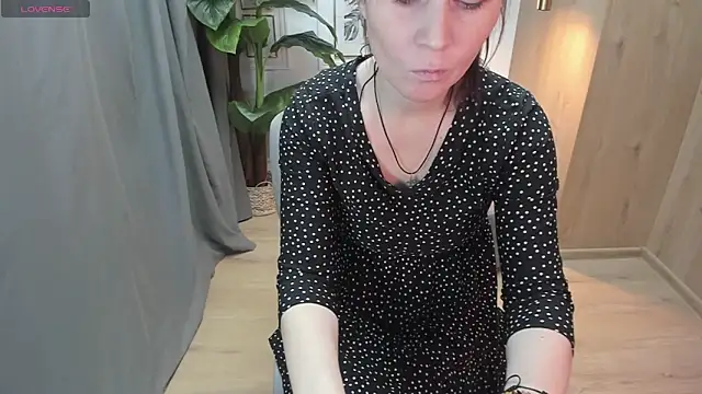 Snapshot of ZoeEast chatting on December 12, 2024, 2:11 pm ZoeEast online show from December 12, 2024, 2:11 pm