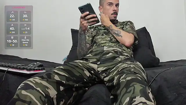 Snapshot of Aaron_BigDickxxx chatting on November 22, 2025, 7:13 pm Aaron BigDickxxx online show from November 22, 2025, 7:13 pm