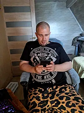 Snapshot of Foxyshaved chatting on May 17, 2026, 10:15 am Foxyshaved online show from May 17, 2026, 10:15 am