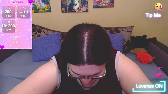 JuliaKeln online show from May 18, 2026, 7:40 pm