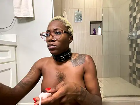 VixenCapri online show from December 19, 2025, 7:05 pm