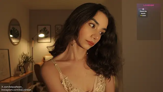 Snapshot of JulietteDee chatting on November 19, 2025, 10:32 pm JulietteDee online show from November 19, 2025, 10:32 pm