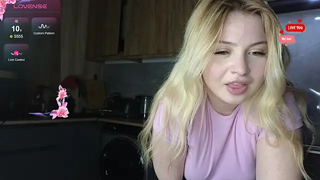Snapshot of shy_blondiee chatting on April 4, 2026, 9:10 pm shy blondiee online show from April 4, 2026, 9:10 pm