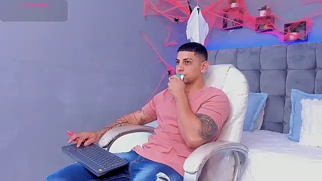 Alex cute77 online show from October 30, 2025, 12:14 pm