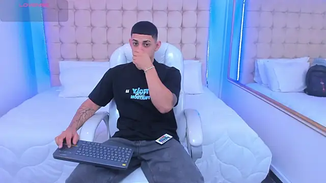 Alex cute77 online show from December 3, 2025, 11:53 am