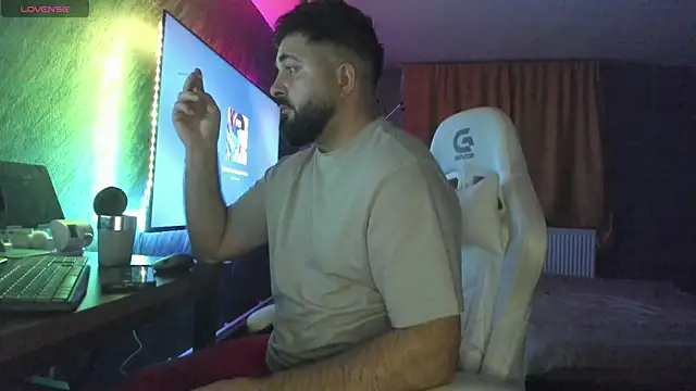 Snapshot of Eduu2322 chatting on December 19, 2025, 10:34 pm Eduu2322 online show from December 19, 2025, 10:34 pm