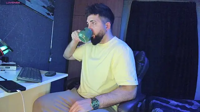 Snapshot of Eduu2322 chatting on March 19, 2025, 10:42 pm Eduu2322 online show from March 19, 2025, 10:42 pm