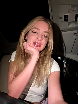 Snapshot of EvieEvans chatting on December 4, 2024, 7:50 pm EvieEvans online show from December 4, 2024, 7:50 pm