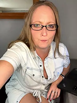 Snapshot of HoneyBluex chatting on November 6, 2025, 1:26 pm HoneyBluex online show from November 6, 2025, 1:26 pm