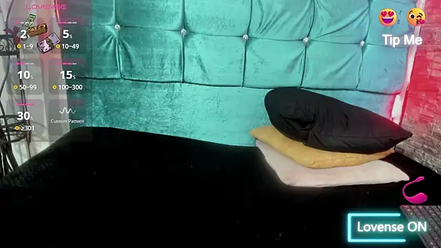 Snapshot of Cloee66 chatting on December 3, 2025, 6:51 pm Cloee66 online show from December 3, 2025, 6:51 pm