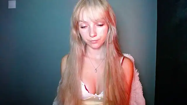 Snapshot of LuciaYoung chatting on September 13, 2025, 6:41 pm LuciaYoung online show from September 13, 2025, 6:41 pm