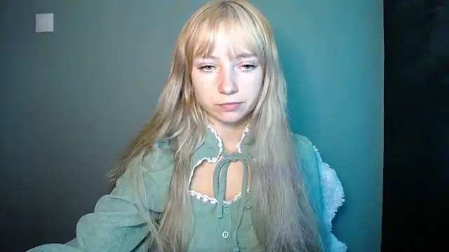 Snapshot of LuciaYoung chatting on September 16, 2025, 6:20 pm LuciaYoung online show from September 16, 2025, 6:20 pm