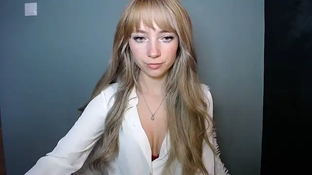 Snapshot of LuciaYoung chatting on October 28, 2025, 7:40 am LuciaYoung online show from October 28, 2025, 7:40 am