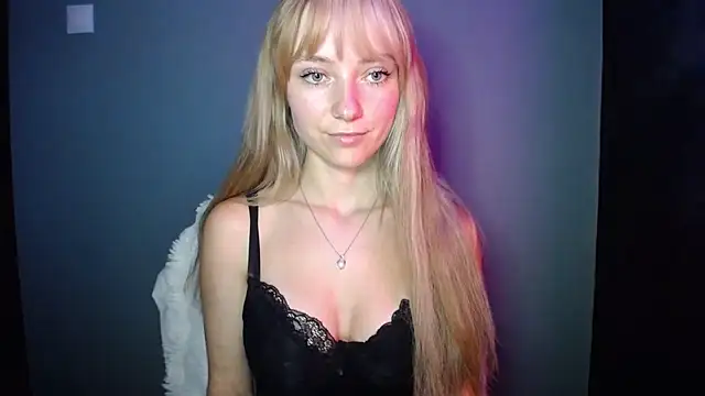 Snapshot of LuciaYoung chatting on September 25, 2025, 6:58 pm LuciaYoung online show from September 25, 2025, 6:58 pm