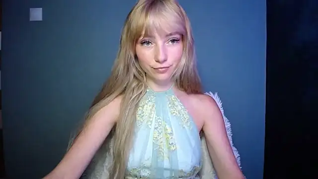 Snapshot of LuciaYoung chatting on September 9, 2025, 6:23 am LuciaYoung online show from September 9, 2025, 6:23 am