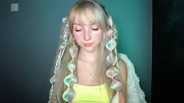 Snapshot of LuciaYoung chatting on September 12, 2025, 6:29 pm LuciaYoung online show from September 12, 2025, 6:29 pm