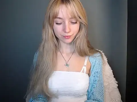 Snapshot of LuciaYoung chatting on November 12, 2025, 7:29 pm LuciaYoung online show from November 12, 2025, 7:29 pm