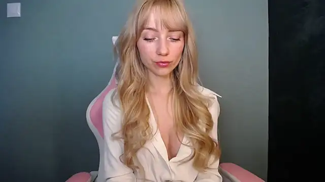 LuciaYoung online show from April 13, 2026, 6:39 am