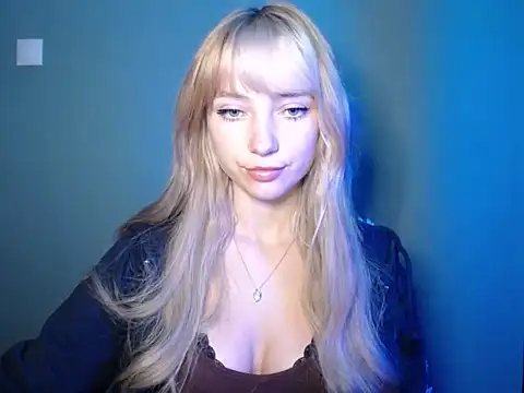 Snapshot of LuciaYoung chatting on October 6, 2025, 6:30 pm LuciaYoung online show from October 6, 2025, 6:30 pm