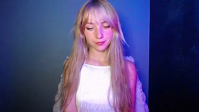 Snapshot of LuciaYoung chatting on September 21, 2025, 7:30 pm LuciaYoung online show from September 21, 2025, 7:30 pm