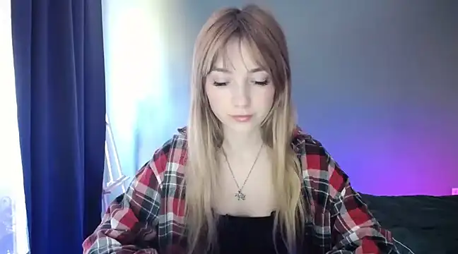 Snapshot of LuciaYoung chatting on March 20, 2025, 1:15 pm LuciaYoung online show from March 20, 2025, 1:15 pm