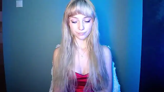 Snapshot of LuciaYoung chatting on September 24, 2025, 5:47 am LuciaYoung online show from September 24, 2025, 5:47 am