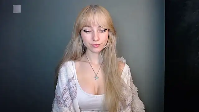 Snapshot of LuciaYoung chatting on November 18, 2025, 7:39 pm LuciaYoung online show from November 18, 2025, 7:39 pm