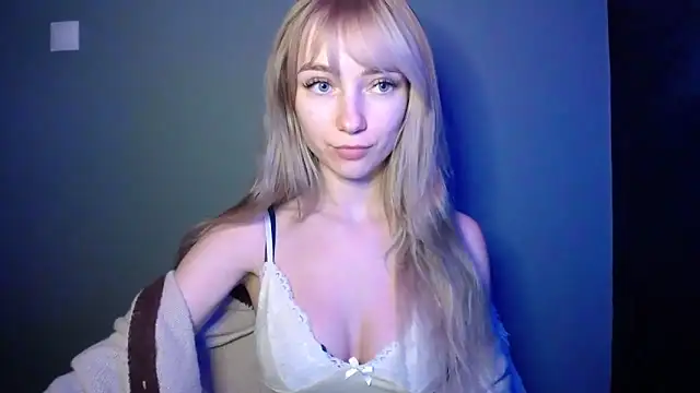 LuciaYoung online show from February 5, 2026, 7:10 pm