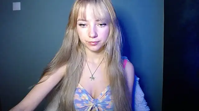 Snapshot of LuciaYoung chatting on November 14, 2025, 7:56 am LuciaYoung online show from November 14, 2025, 7:56 am