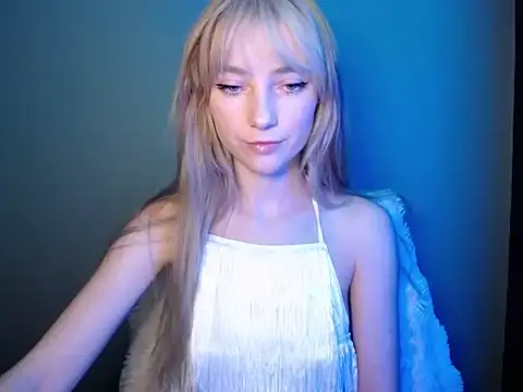 Snapshot of LuciaYoung chatting on November 28, 2025, 1:11 pm LuciaYoung online show from November 28, 2025, 1:11 pm