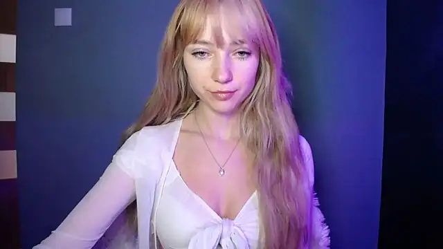 Snapshot of LuciaYoung chatting on October 9, 2025, 6:36 am LuciaYoung online show from October 9, 2025, 6:36 am