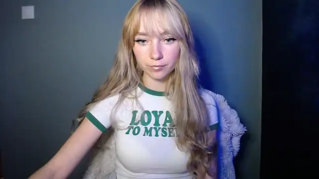 Snapshot of LuciaYoung chatting on November 16, 2025, 8:19 am LuciaYoung online show from November 16, 2025, 8:19 am