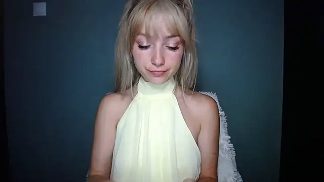 Snapshot of LuciaYoung chatting on September 8, 2025, 6:18 pm LuciaYoung online show from September 8, 2025, 6:18 pm