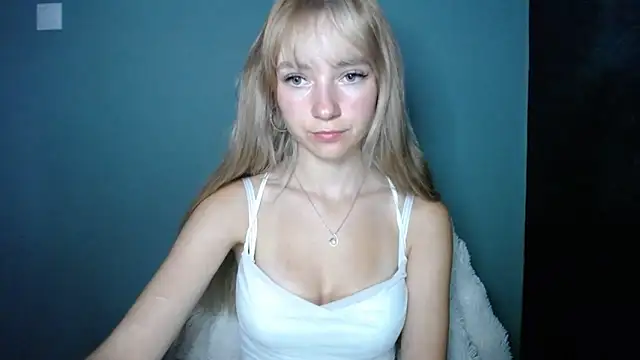 Snapshot of LuciaYoung chatting on September 13, 2025, 6:35 am LuciaYoung online show from September 13, 2025, 6:35 am