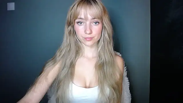 Snapshot of LuciaYoung chatting on November 7, 2025, 7:40 pm LuciaYoung online show from November 7, 2025, 7:40 pm