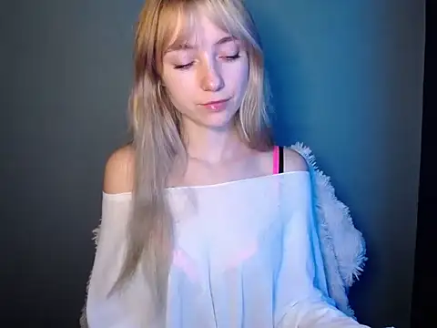 Snapshot of LuciaYoung chatting on November 22, 2025, 7:51 am LuciaYoung online show from November 22, 2025, 7:51 am