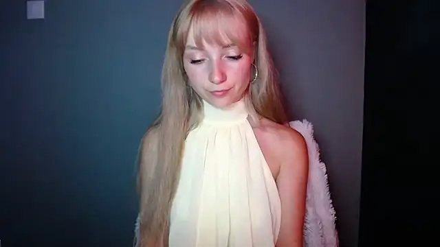 Snapshot of LuciaYoung chatting on September 10, 2025, 2:27 pm LuciaYoung online show from September 10, 2025, 2:27 pm