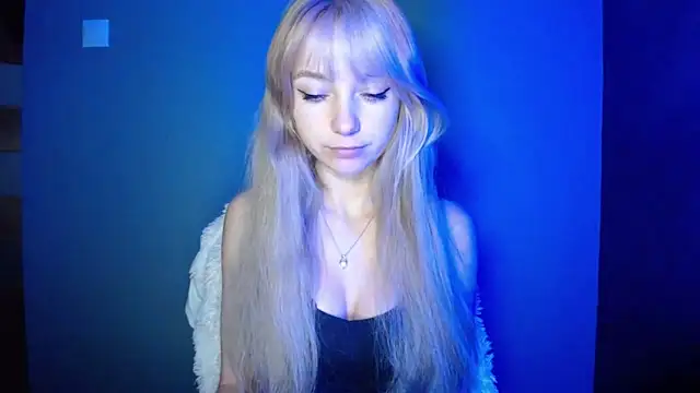 Snapshot of LuciaYoung chatting on October 4, 2025, 5:42 am LuciaYoung online show from October 4, 2025, 5:42 am