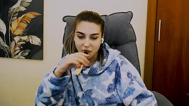 Snapshot of Lili_magic chatting on February 22, 2025, 4:51 pm Lili magic online show from February 22, 2025, 4:51 pm