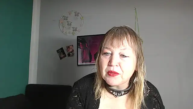 Snapshot of Blasflittchen chatting on November 1, 2025, 1:49 pm Blasflittchen online show from November 1, 2025, 1:49 pm