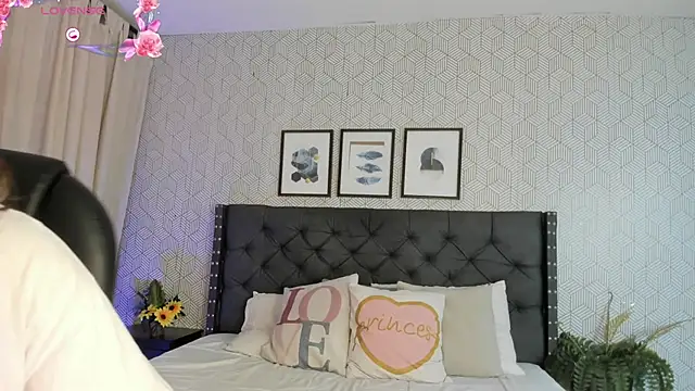 emma  smith1 online show from February 18, 2025, 12:28 pm