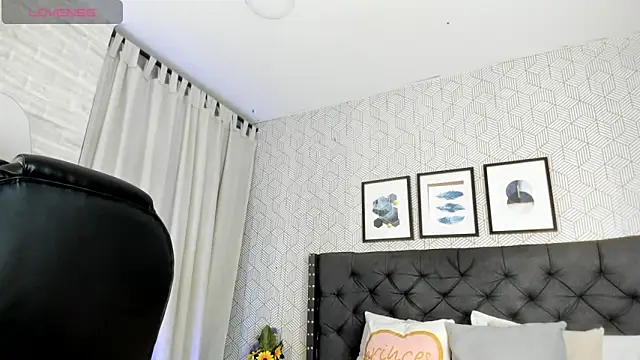 emma  smith1 online show from February 19, 2025, 12:22 pm