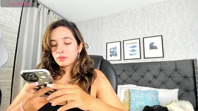 emma  smith1 online show from February 28, 2025, 11:58 am