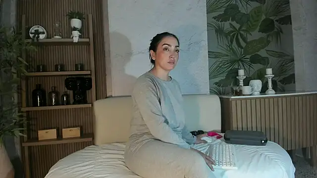 LIAH IZUMI online show from November 19, 2025, 1:11 pm