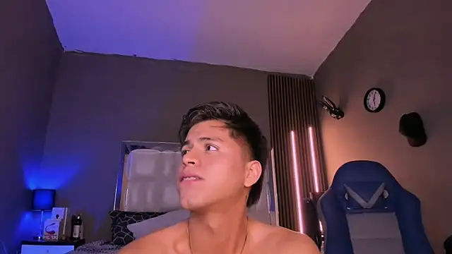 Snapshot of Niicky1_ chatting on March 13, 2025, 12:05 am Niicky1 online show from March 13, 2025, 12:05 am