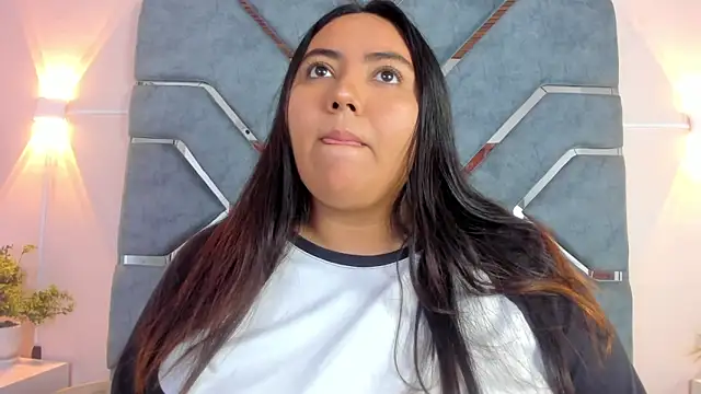 LucciaPorter online show from March 25, 2026, 1:32 pm