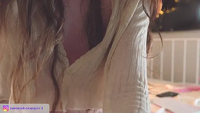 NeonShine online show from December 17, 2025, 5:34 am